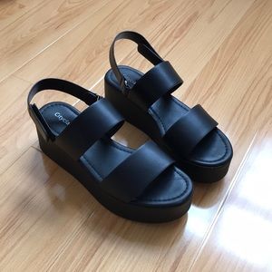 NEW NEVER WORN BLACK PLATFORM SANDALS